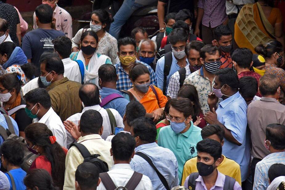 Les gens se pressent le long d'une route très fréquentée à Mumbai le 12 avril 2021, alors que l'Inde dépassait le Brésil en tant que pays avec le deuxième plus grand nombre d'infections au coronavirus.
