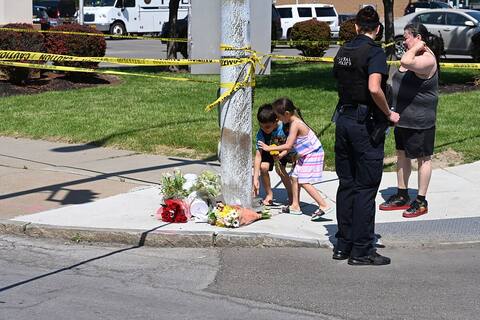 Conmoción, incomprensión y rabia tras el asesinato racista en el estado de Nueva York