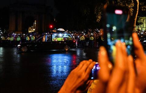 Sous des hourras émus, la dépouille de la reine Elizabeth II arrive à Buckingham pour une dernière nuit