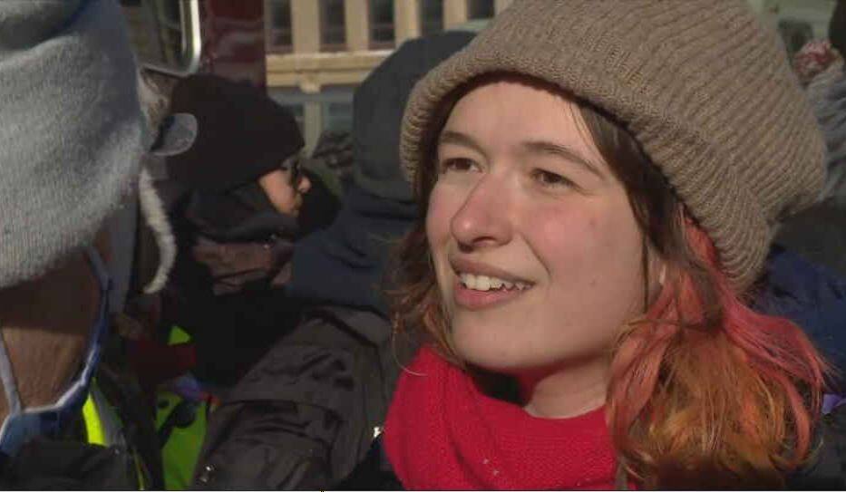 Une manifestante d&eacute;nonce l&rsquo;op&eacute;ration polici&egrave;re: &laquo;on veut juste se faire entendre&raquo;