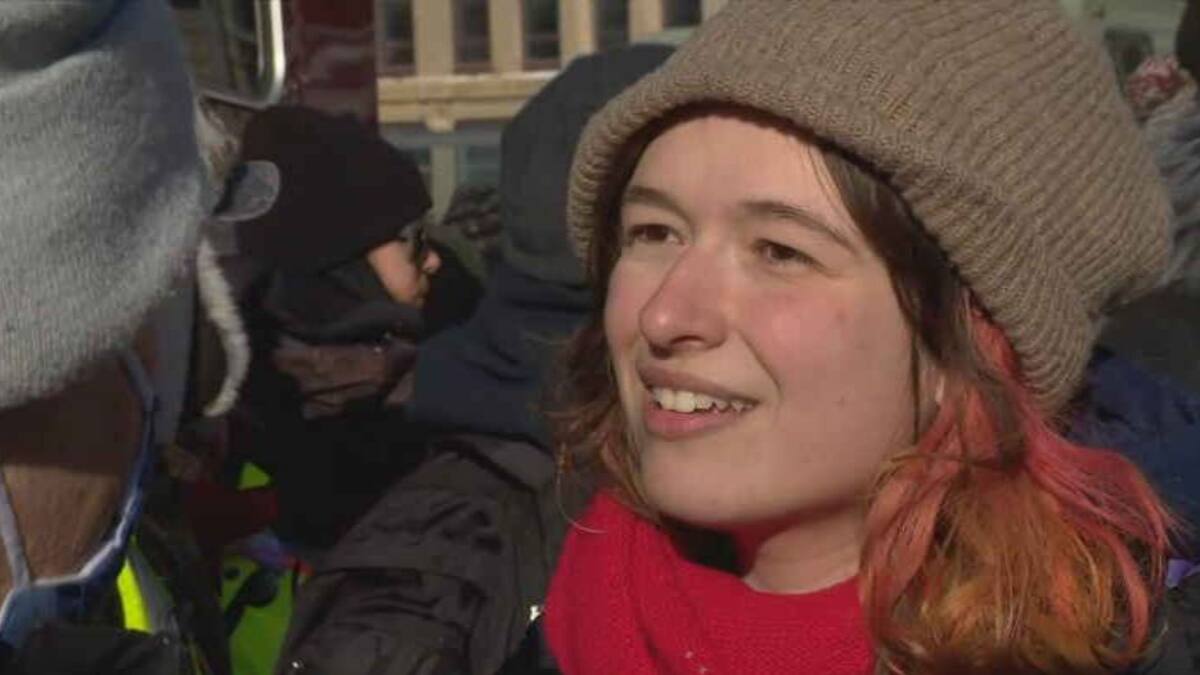 Une manifestante dénonce l’opération policière: «on veut juste se faire entendre»