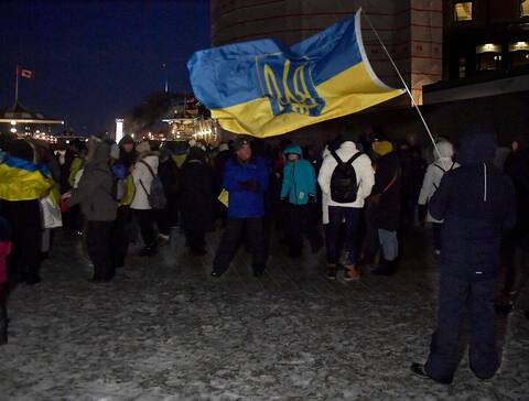 Veillée aux chandelles en solidarité avec l'Ukraine « 365 jours de résistance » à la terrasse Dufferin. Vendredi 24 février 2023.