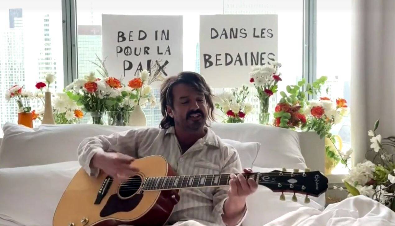 &Agrave; VOIR : Damien Robitaille chante &laquo;Give peace a chance&raquo; au Reine Elizabeth
