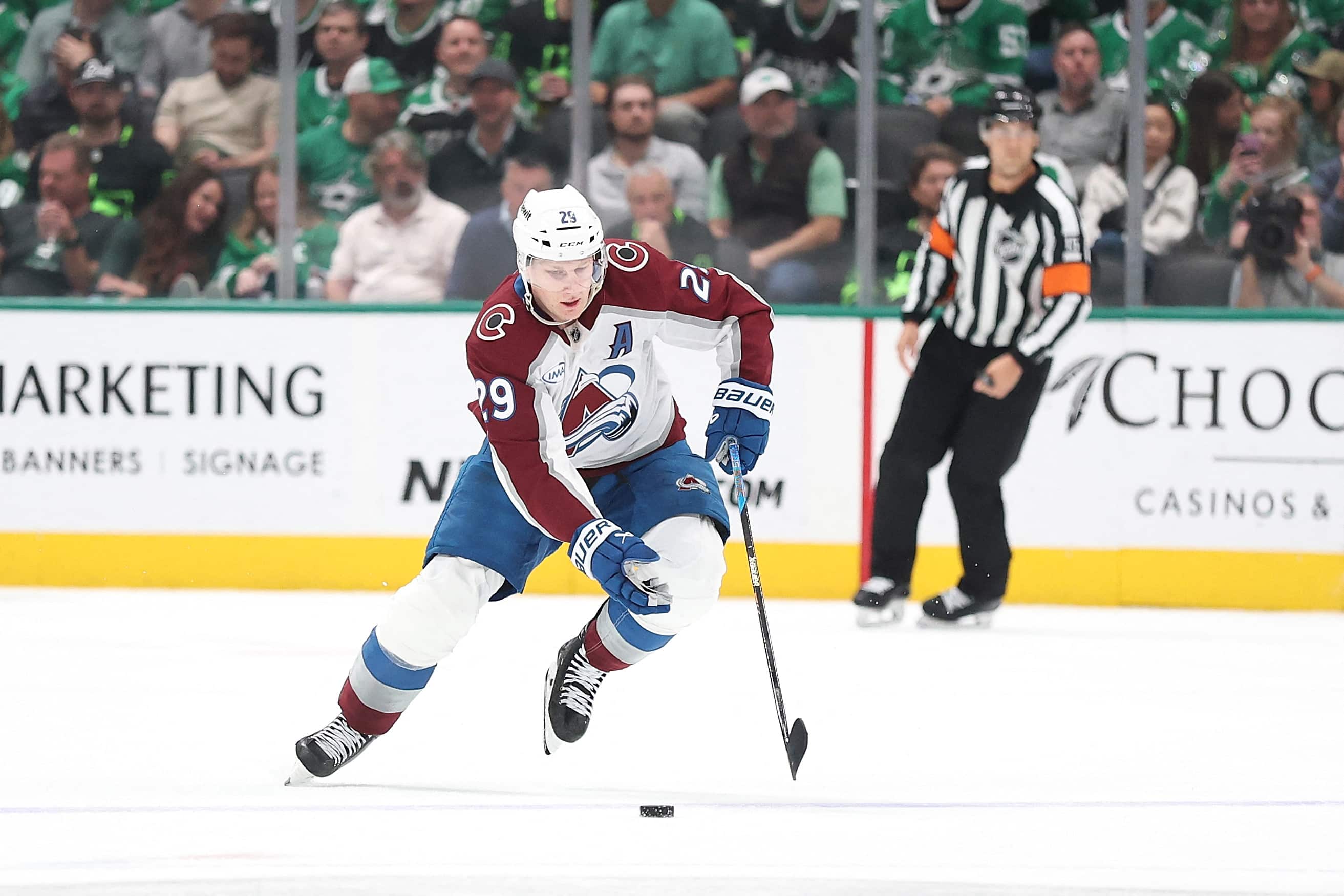 Controverse au Colorado : Nathan Mackinnon expulsé et l’Avalanche fulmine
