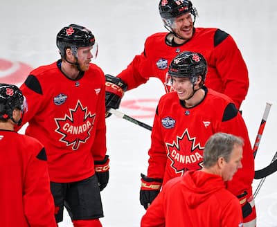 Connor McDavid, em uma entrada da equipe canadense, com Sidney Crosby e Mitch Marner, no dia 11 de fevereiro de 2025 no Centre Bell, no quadro do Confronto de 4 nações.