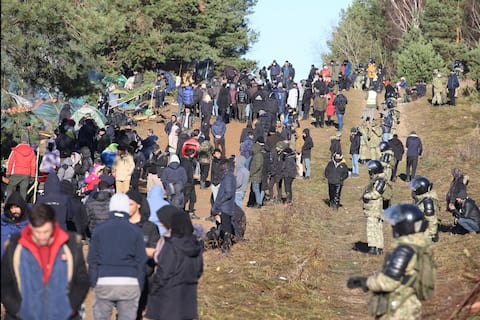 Tysiące migrantów na polskiej granicy, ton rośnie z Białorusią
