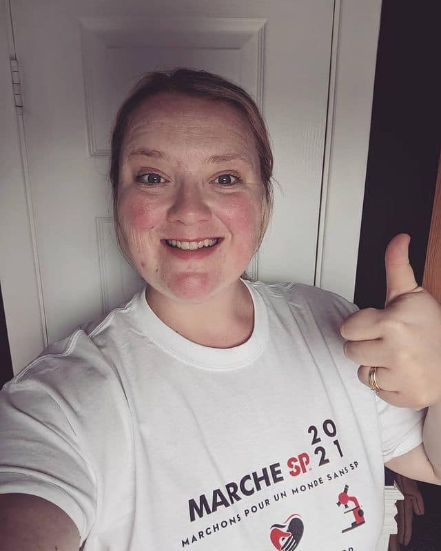 Elle célèbre la remise de son mémoire de maîtrise