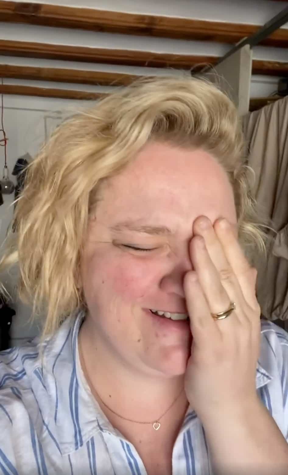 Elle vit une autre péripétie hilarante en voyage