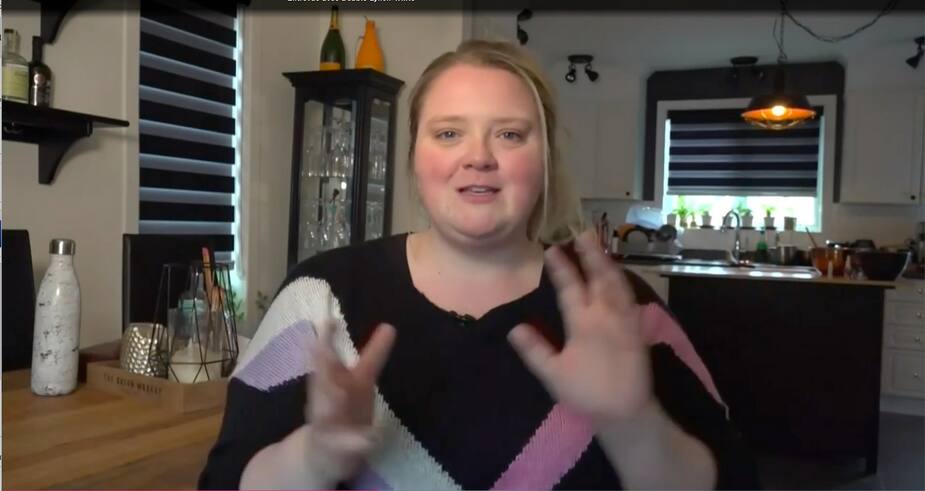 Image principale de l'article Debbie Lynch-White surprend une aînée pour sa fête