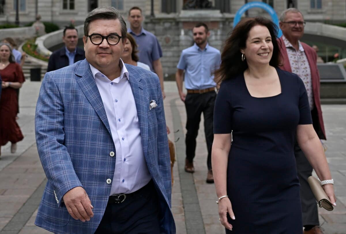 Denis Coderre y su compañera, Annie Paré, frente a la Asamblea Nacional, en Quebec, en junio de 2024.