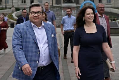 Denis Coderre y su compañera, Annie Paré, frente a la Asamblea Nacional, en Quebec, en junio de 2024.