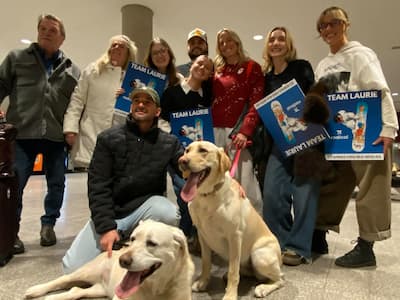 Entourée de sa mère, son beau-père, ses amis, son amoureux et ses deux chiennes, Laurie Blouin a fièrement reagné Québec.