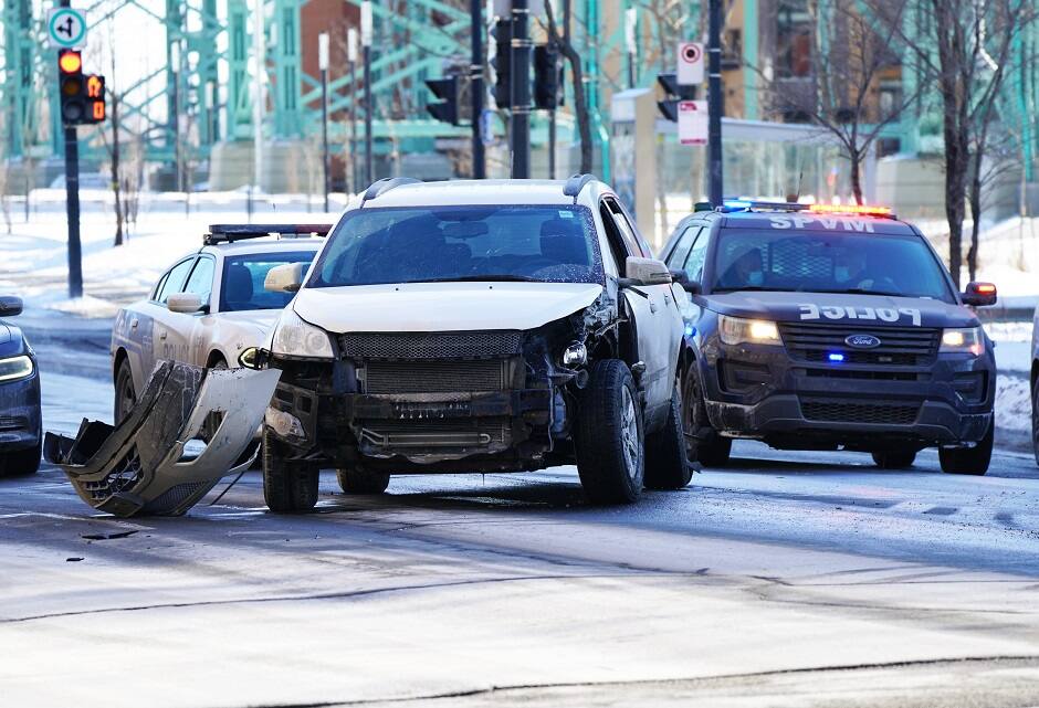 EN PHOTOS | D&eacute;lit de fuite apr&egrave;s une br&egrave;ve poursuite polici&egrave;re &agrave; Montr&eacute;al
