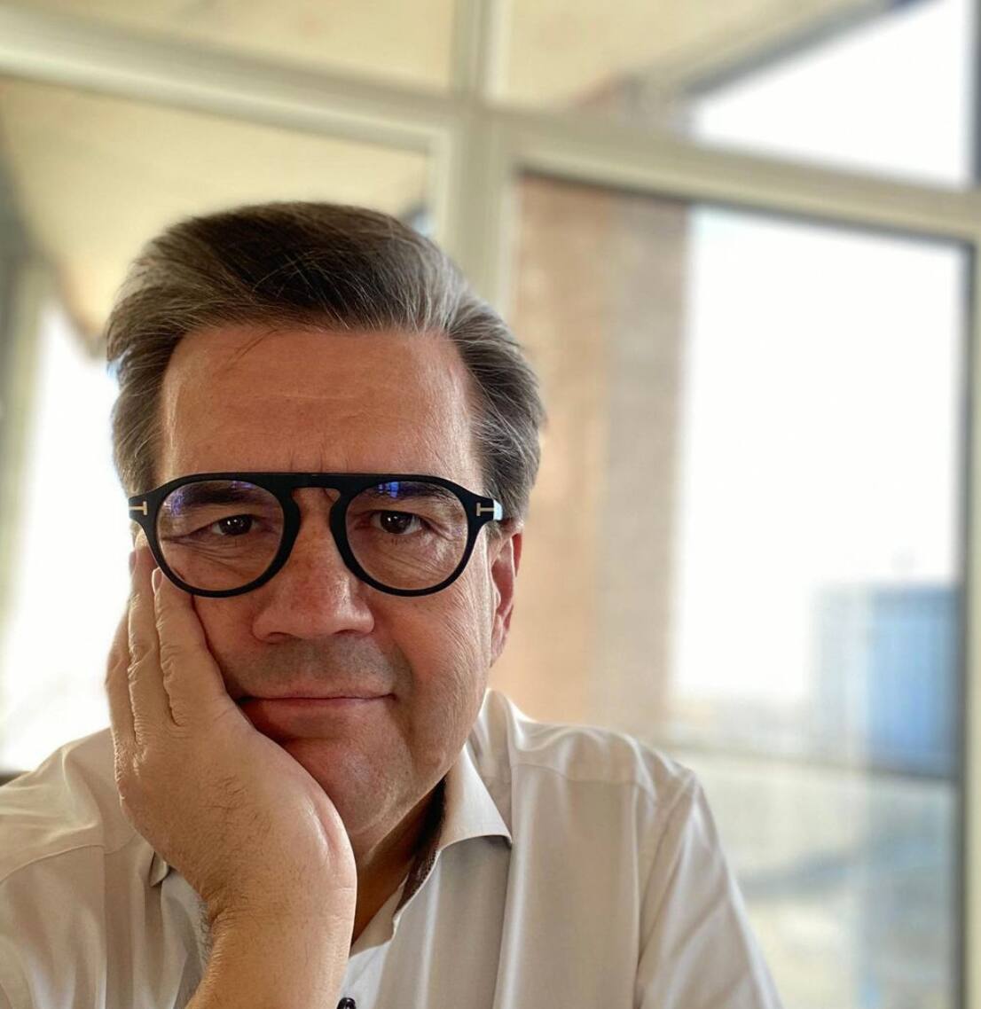 Il présente la nouvelle femme dans sa vie