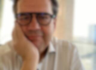 Il présente la nouvelle femme dans sa vie