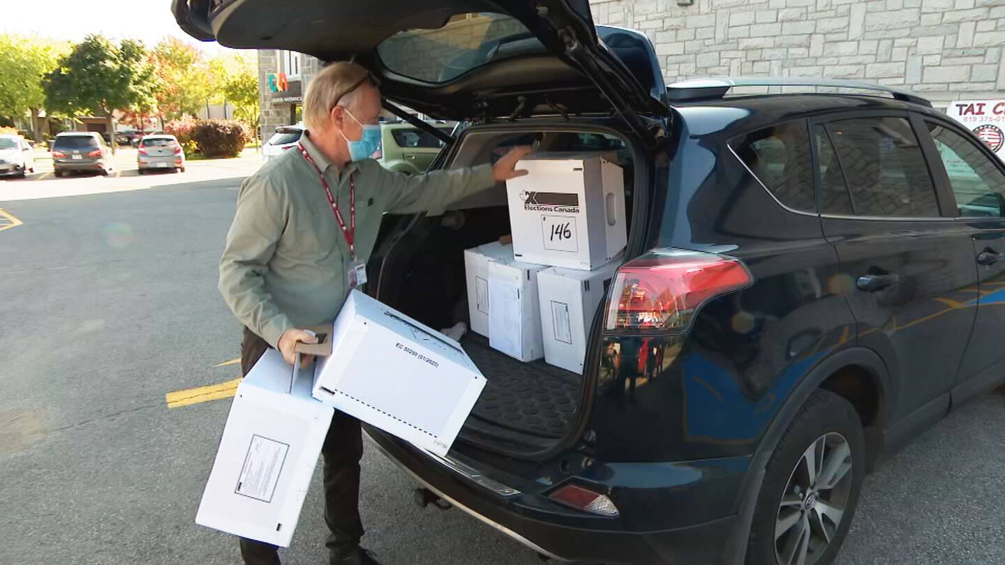 Le recomptage de 60 000 bulletins de vote est commencé à Trois-Rivières Le recomptage de 60 000 bulletins de vote est commencé à Trois-Rivières