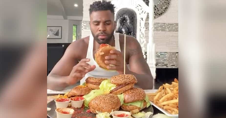 Image principale de l'article Jason Derulo essaie de manger 22 burgers