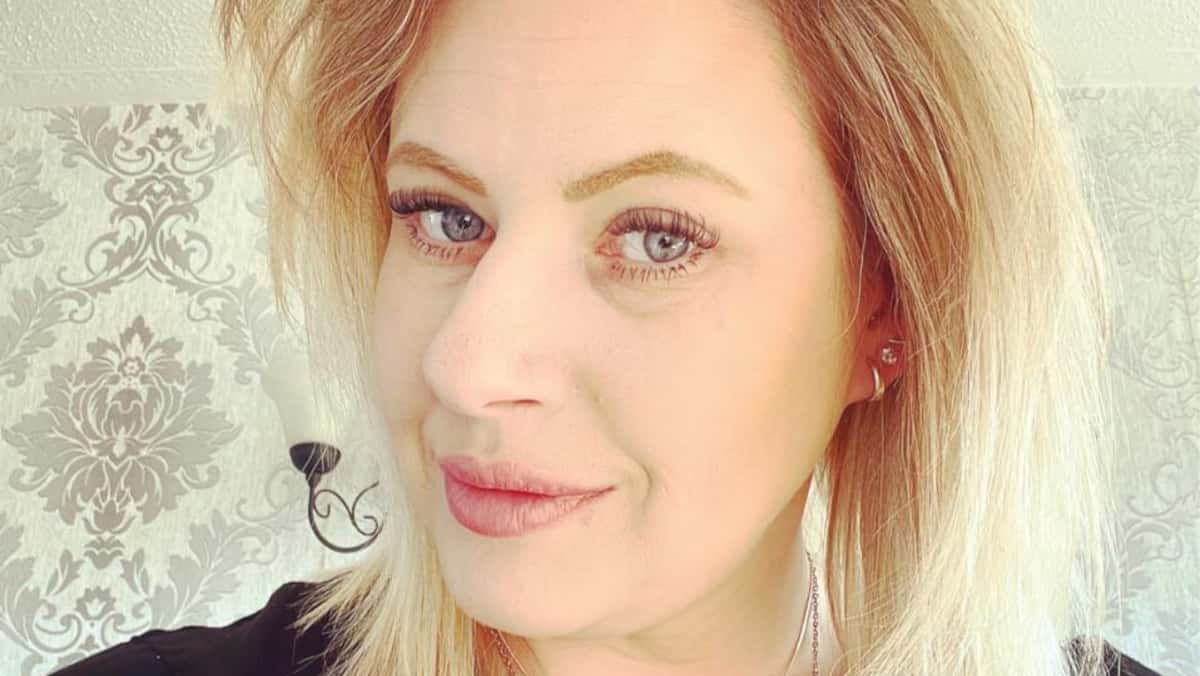 Non riesce a muovere le mani dopo aver applicato lo smalto gel Non riesce a muovere le mani dopo aver applicato lo smalto gel