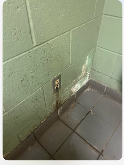 Au printemps 2025, de l’eau s’infiltre par une prise de courant, ce qui a causé un début d’incendie.