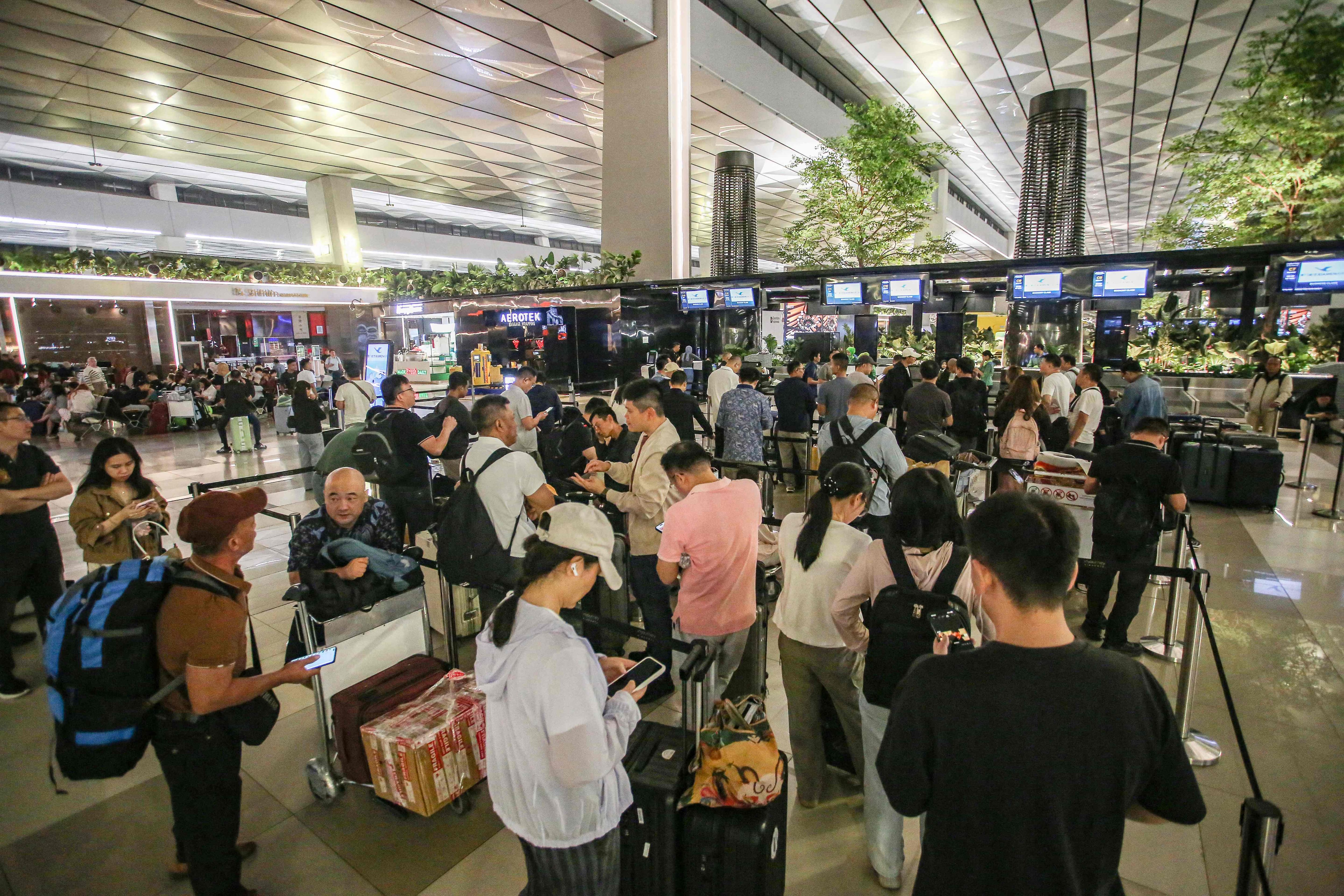 Indonésie: huit aéroports fermés après une éruption volcanique, 150 000 passagers bloqués