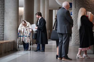 Andrée Prénovost, a su llegada al tribunal de Longueuil para presentar sus observaciones sobre la sentencia en su caso de fraude. Foto Agencia QMI, JOEL LEMAY
