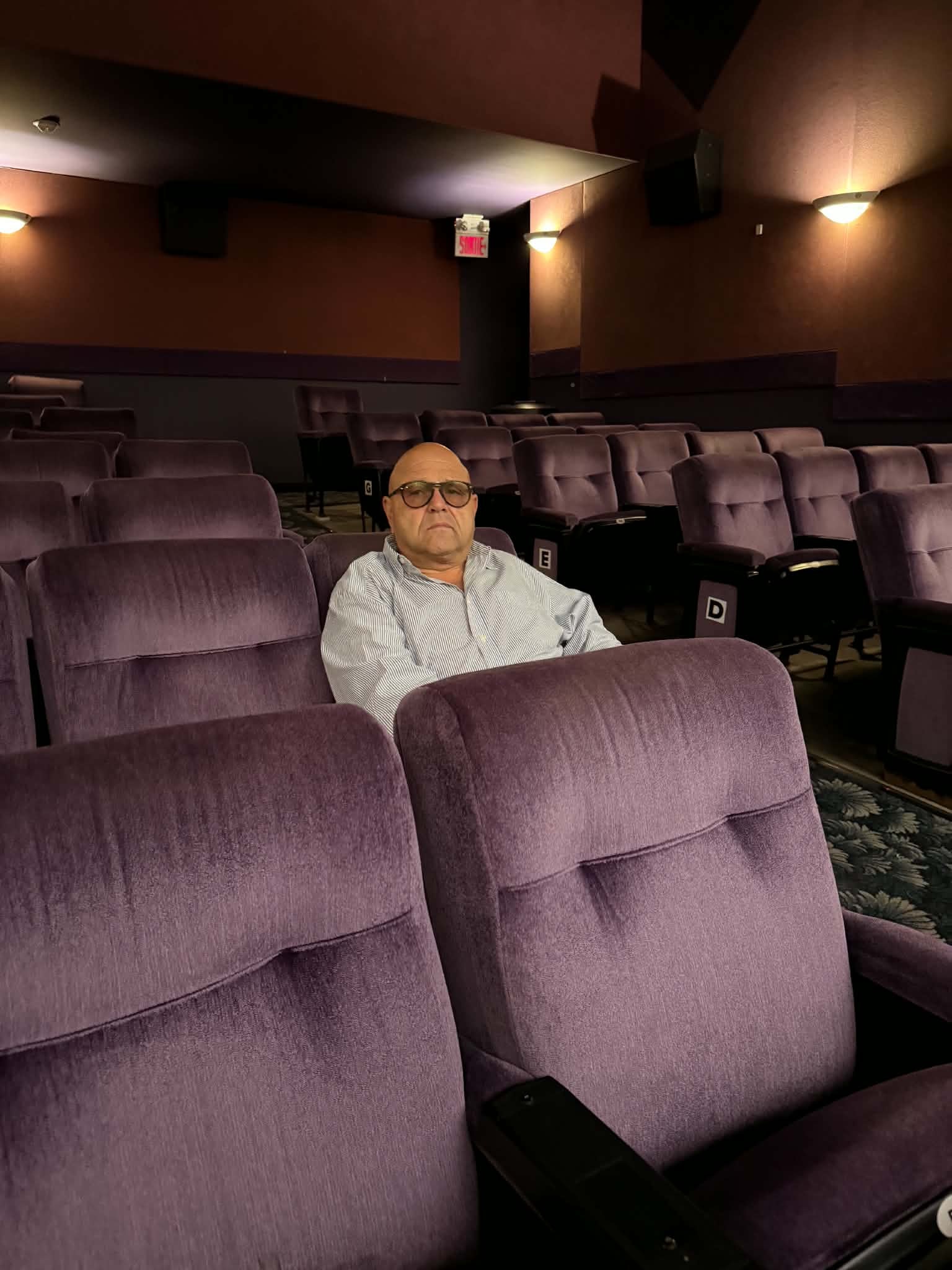 Tom Fermanian, propriétaire du cinéma Pine, ces interruptions le forcent régulièrement à interrompre ses projections.