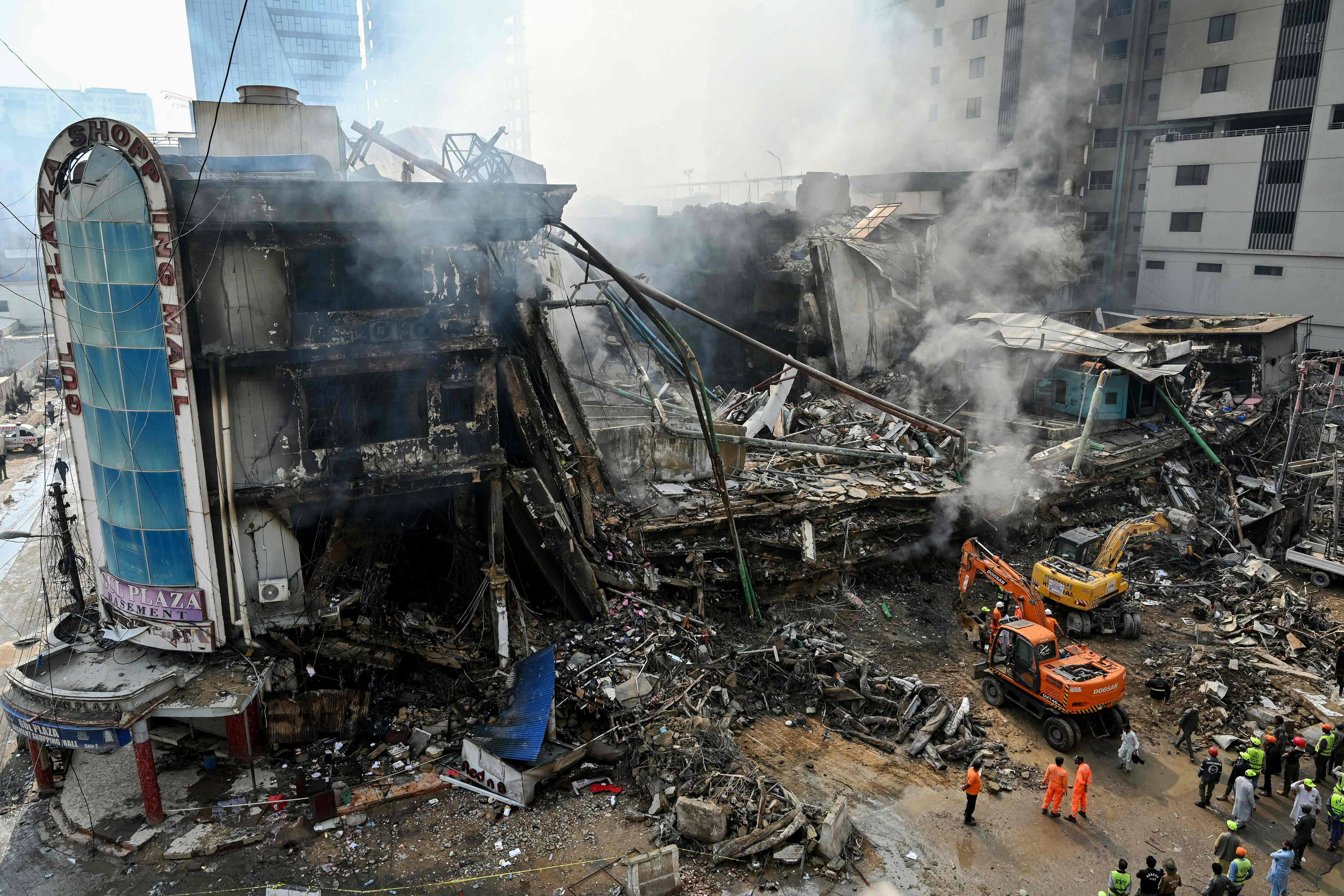 Incendie d'un centre commercial au Pakistan: 67 morts, selon un nouveau ...