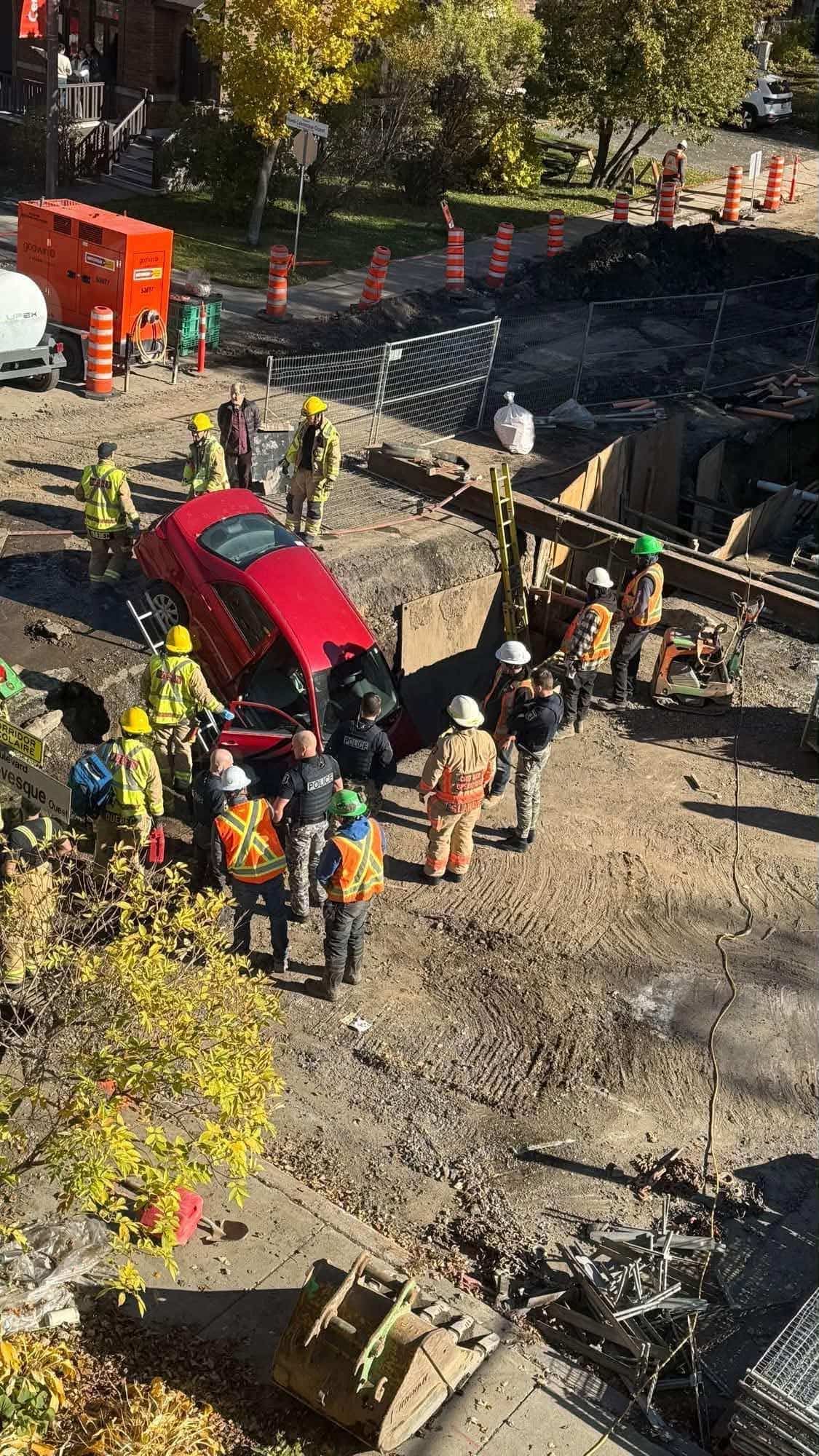 Les pompiers ont contribué aux efforts pour sortir le conducteur coincé.
