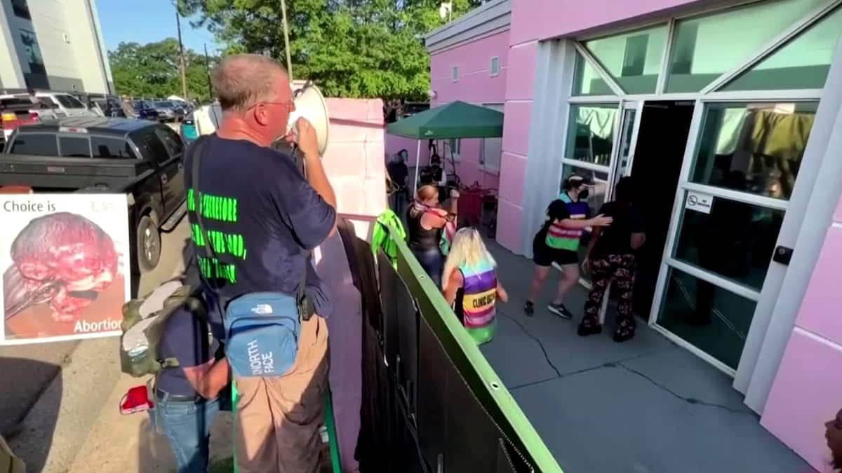 Des manifestants pro-vie intimident les dernières patientes d’une clinique d’avortement