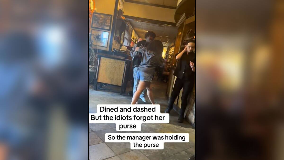 EN VIDÉO | Une cliente partie sans payer revient chercher sa sacoche et fait une scène en plein restaurant