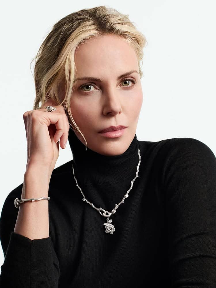 Image principale de l'article Charlize Theron ose le porte-jarretelles