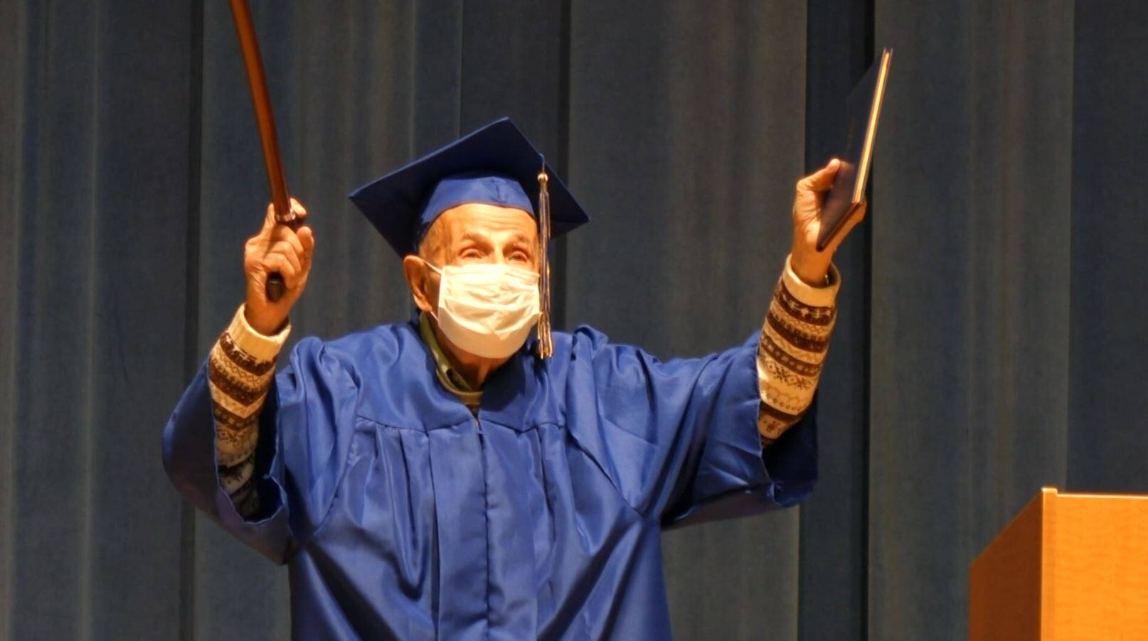 Un v&eacute;t&eacute;ran de la Deuxi&egrave;me guerre mondiale obtient son dipl&ocirc;me secondaire 78 ans plus tard