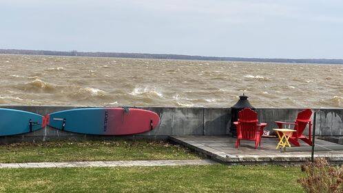 Beaucoup de pluie à venir au Québec, le lac des Deux Montagnes déchaîné