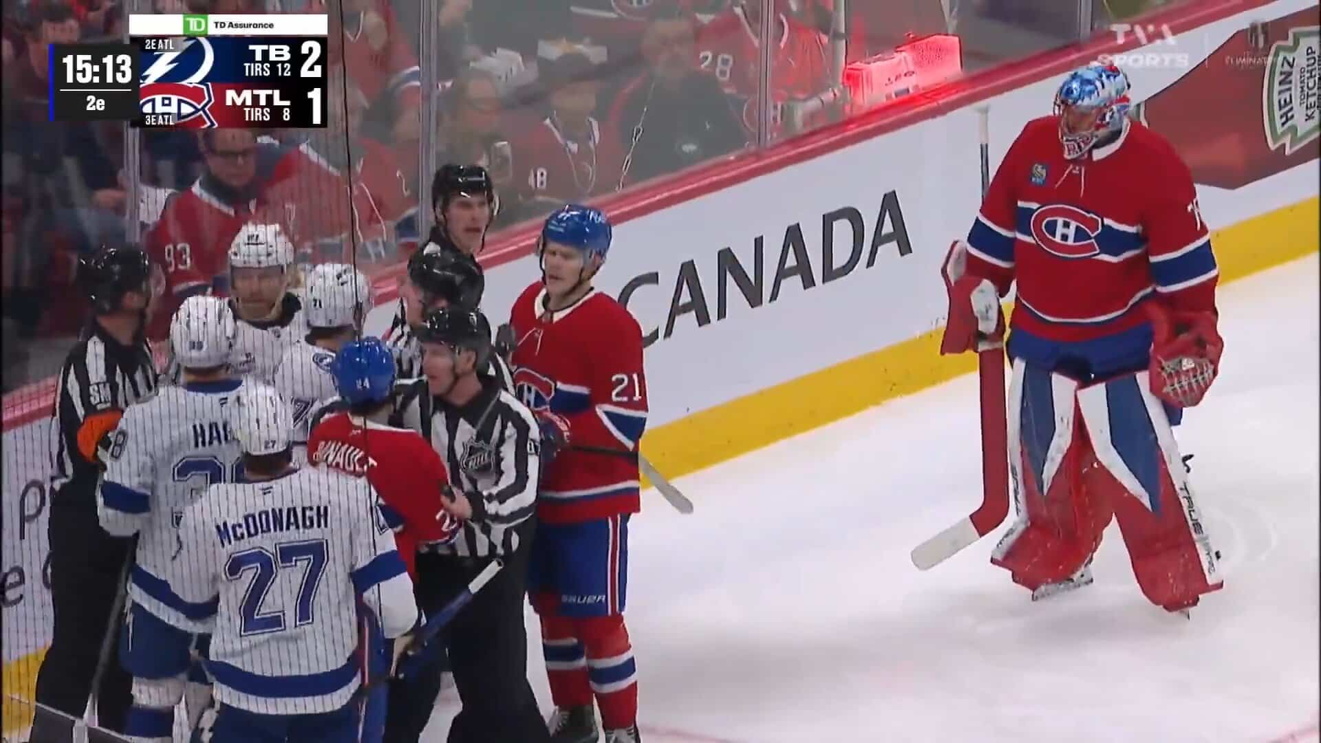 Nikita Kucherov nargue Jakub Dobes après un but