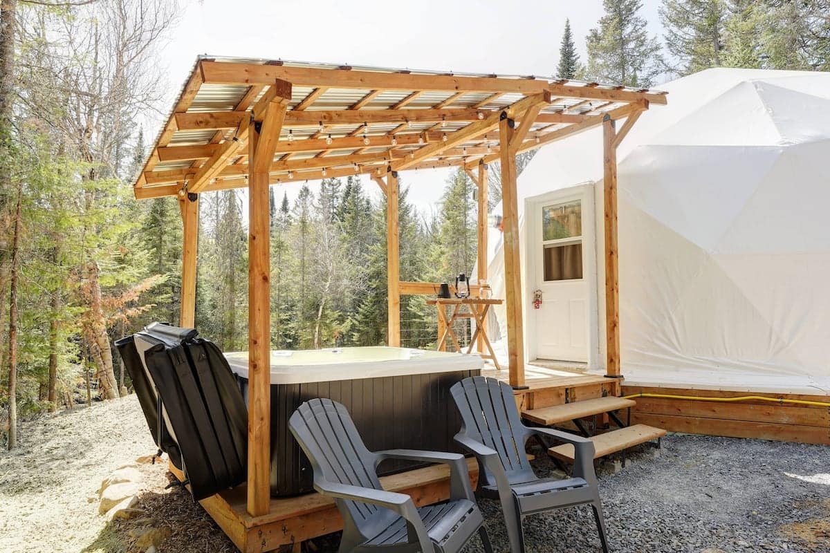 Glamping 11 dômes à louer dans les forêts (bientôt multicolores) du