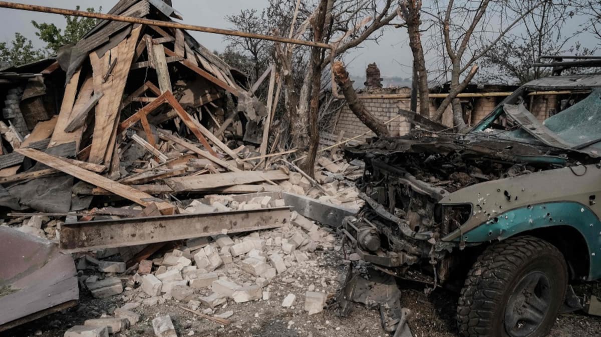 EN IMAGES | Ruines fumantes et civils abandonnés au coeur de la bataille du Donbass