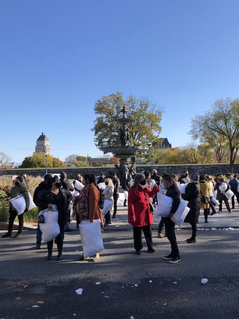 Dozens of hoteliers demonstrate in front of the National Assembly.