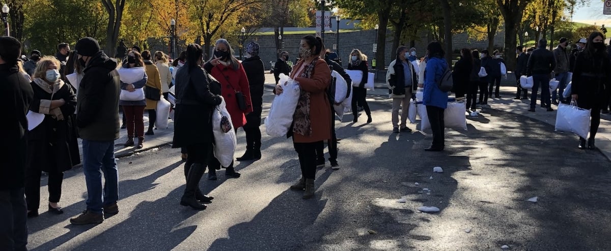 Hard hit by the crisis, dozens of hoteliers demonstrate in Quebec 1