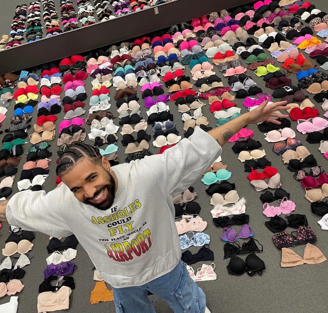 Drake pose devant sa nouvelle collection de brassières | 24 heures