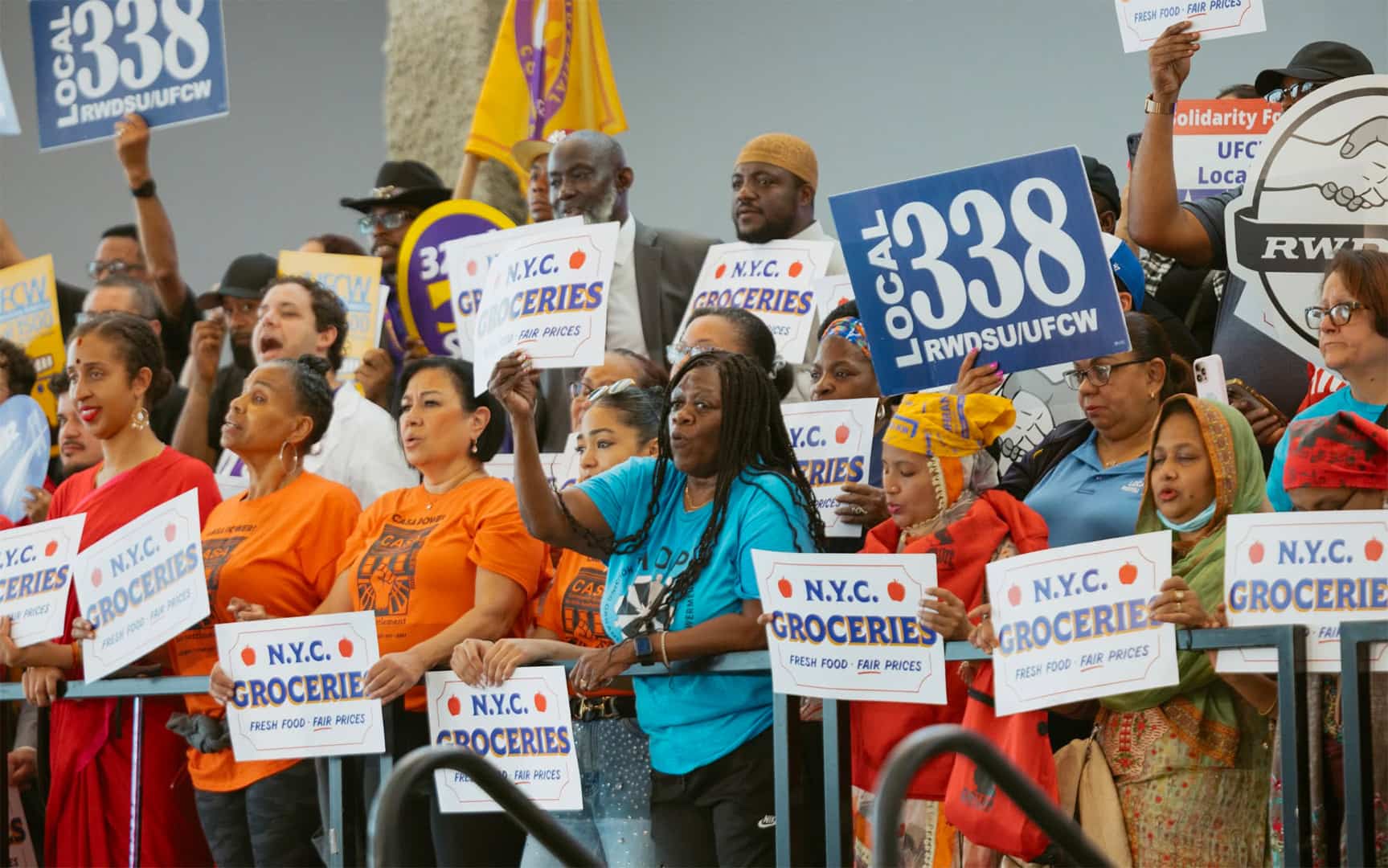 Des femmes à New York manifestent leur soutien au projet d'épiceries publiques.