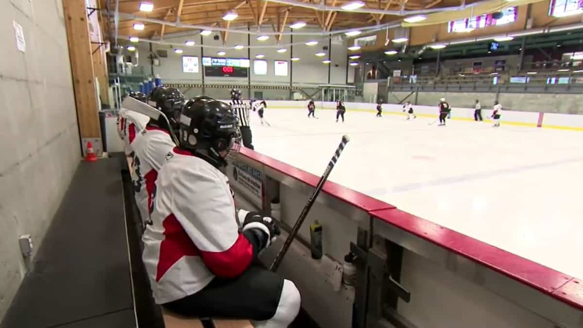 Saguenay : la Ville recule sur la tarification des heures de glace dans ses arénas