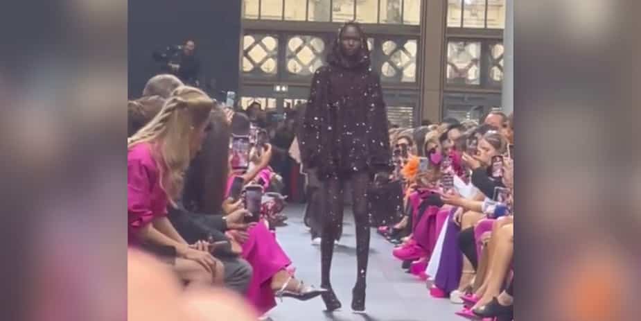 Image principale de l'article Plusieurs mannequins sont tombés lors d’un défilé