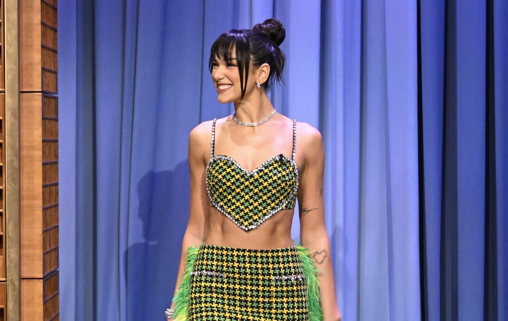 Les bottes poilues de Dua Lipa volent la vedette