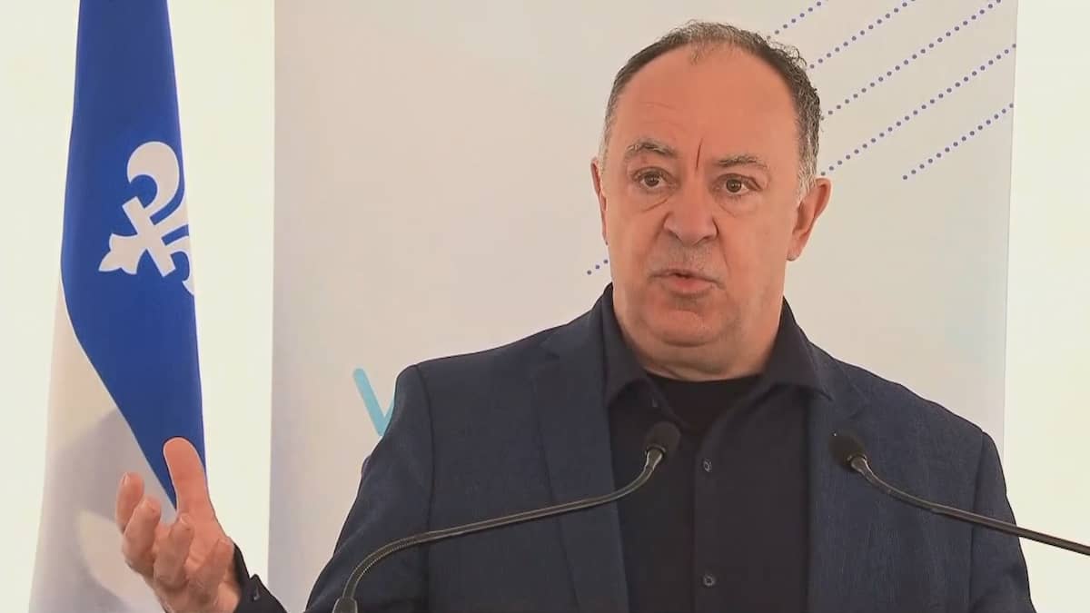 Vaccination obligatoire en santé: les permis des récalcitrants doivent être suspendus, dit Dubé