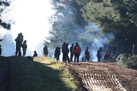 Tysiące migrantów na polskiej granicy, ton rośnie z Białorusią
