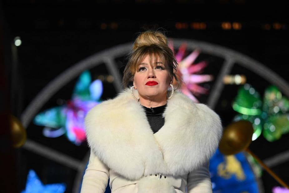 Kelly Clarkson Security Footage: $15,000 Singing Bird Dispute Explained