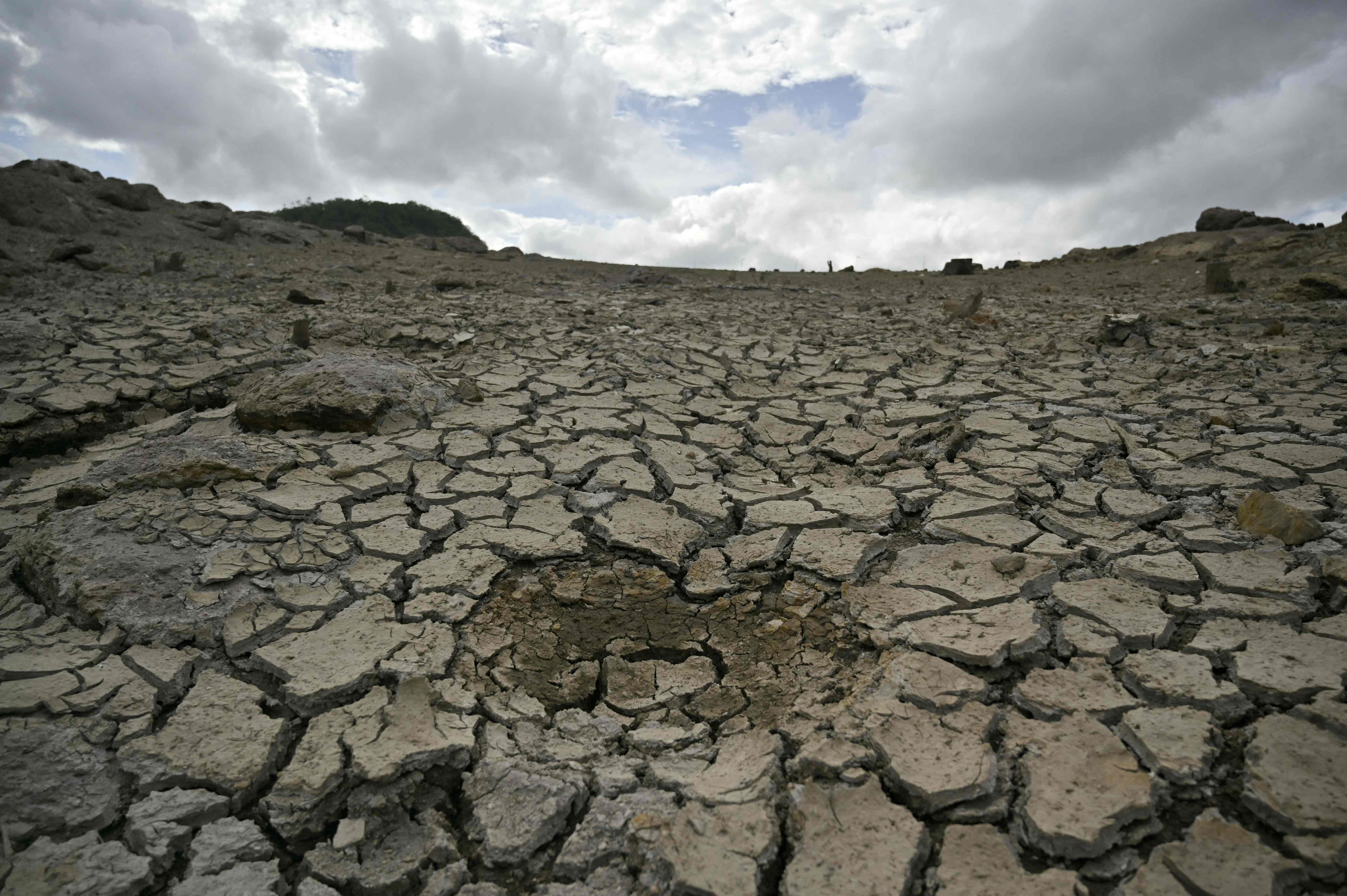Le niveau d’eau du réservoir La Concepcion au Honduras est tombé à 30 % de sa capacité à cause de la sécheresse provoquée par El Niño. Le 19 août 2026, les autorités ont signalé le niveau d’alerte rouge dans 75 municipalités du pays.