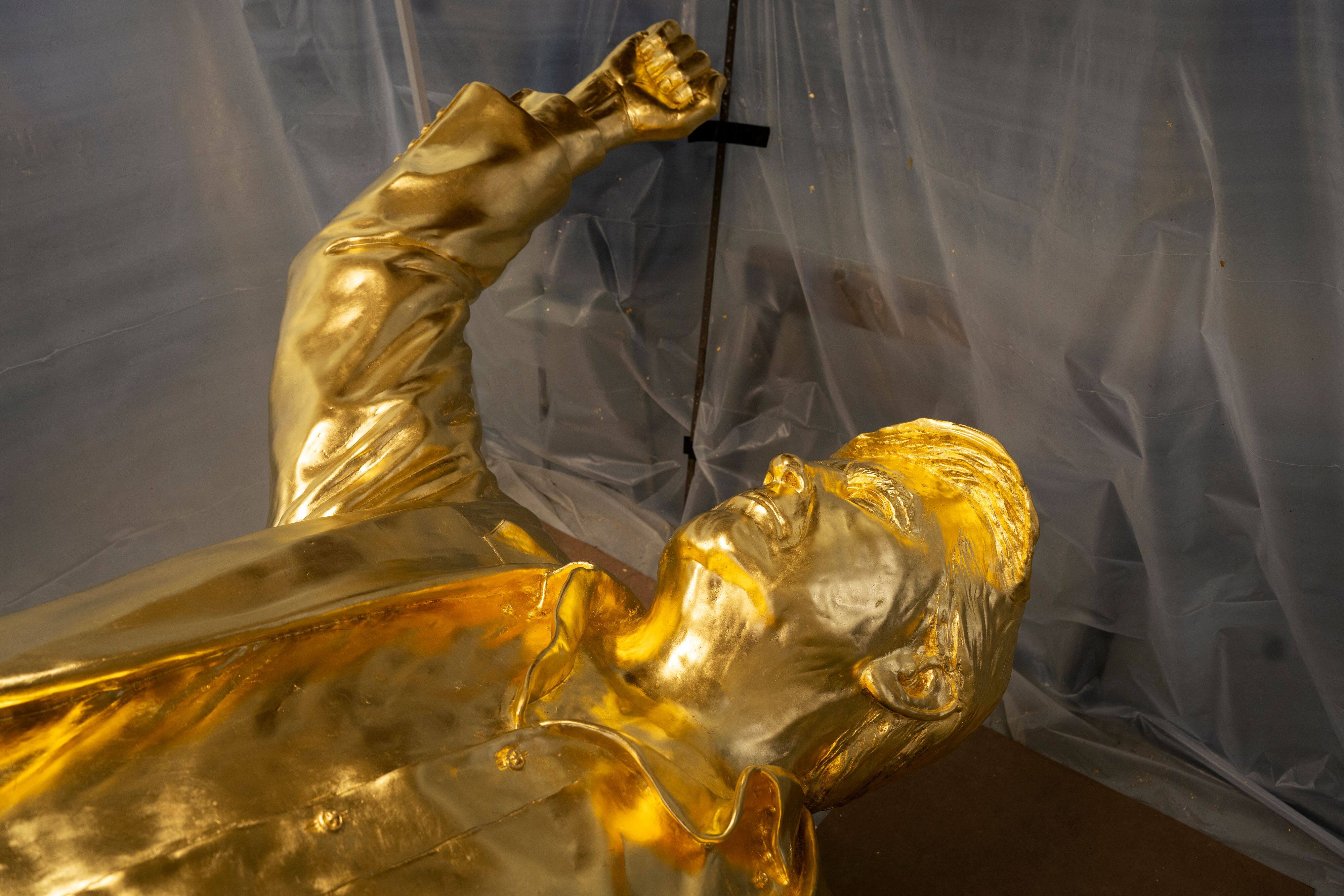 «Don Colossus»: quand une statue dorée de Trump traîne dans un atelier ...