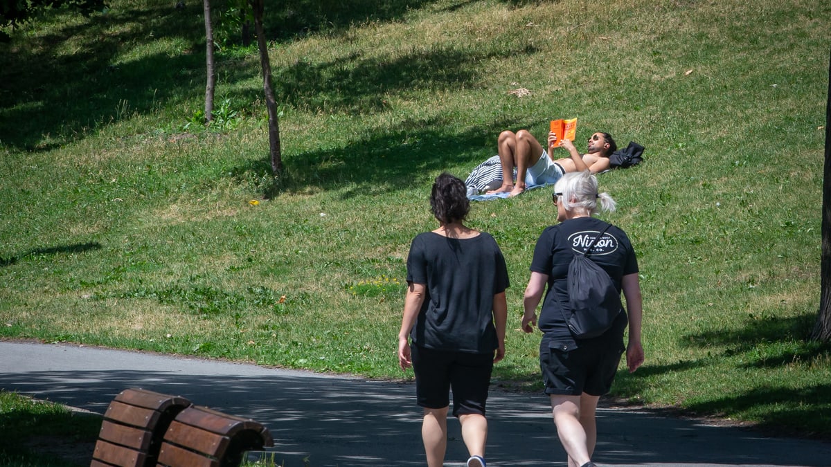 Vague de chaleur: comment peut-on s’habiller au travail?