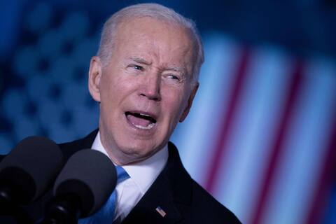 Biden critica a Putin y se reúne con ministros ucranianos en Varsovia